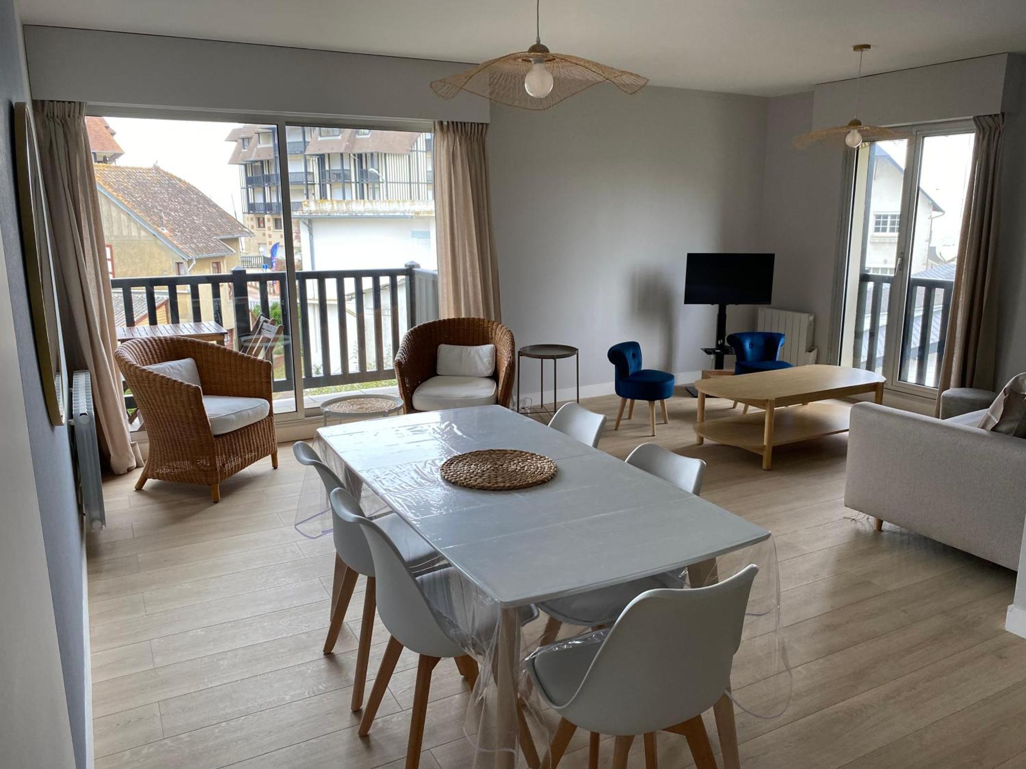 Appartement 65M2 Avec Balcon Vues Partielles Mer A 150M De La Plage Et Centre, Wifi Et Parking Prive บลอนวิลล์-ซัวร์-แมร์ ภายนอก รูปภาพ