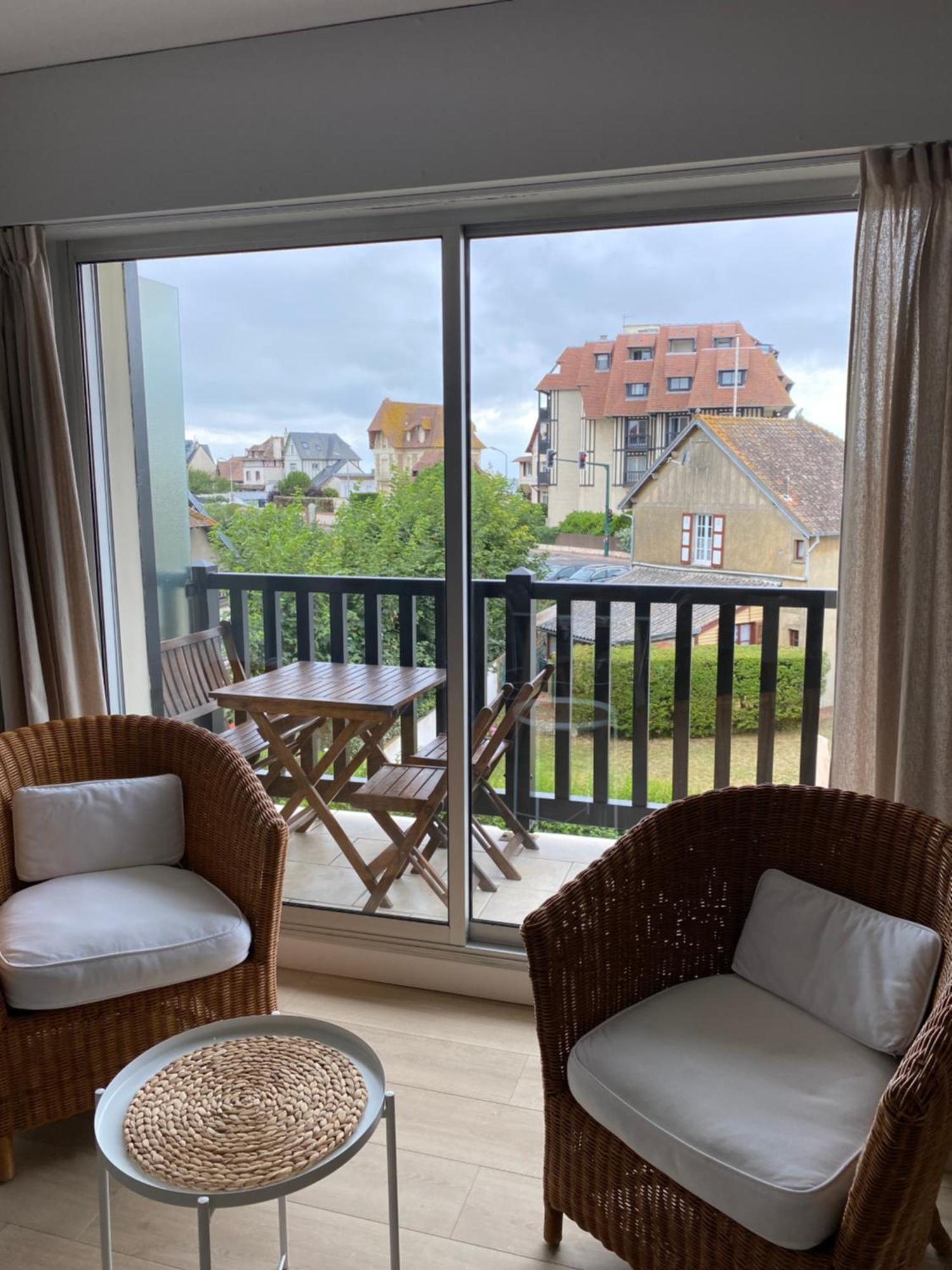 Appartement 65M2 Avec Balcon Vues Partielles Mer A 150M De La Plage Et Centre, Wifi Et Parking Prive บลอนวิลล์-ซัวร์-แมร์ ภายนอก รูปภาพ